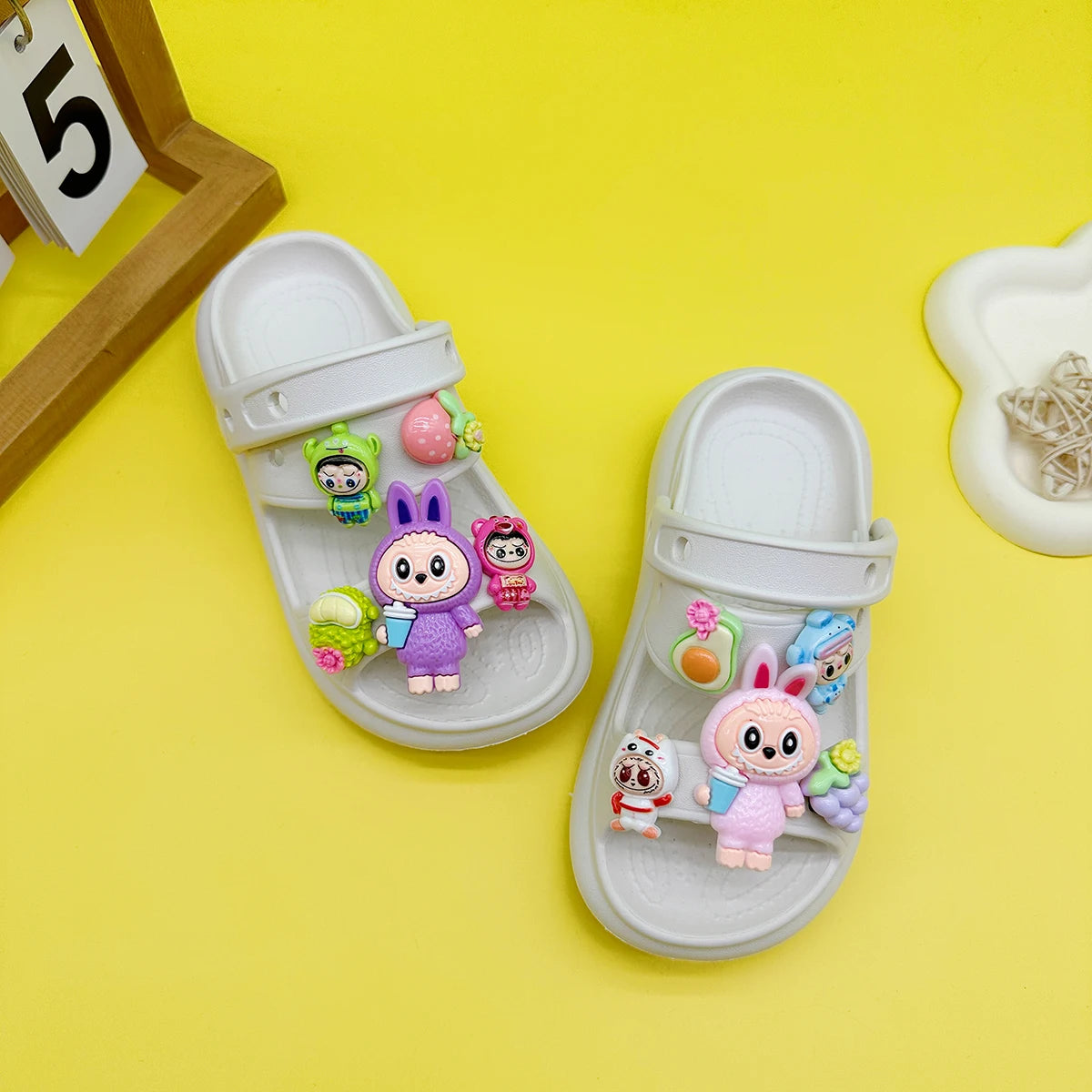 Sandalias de cuña Labubu