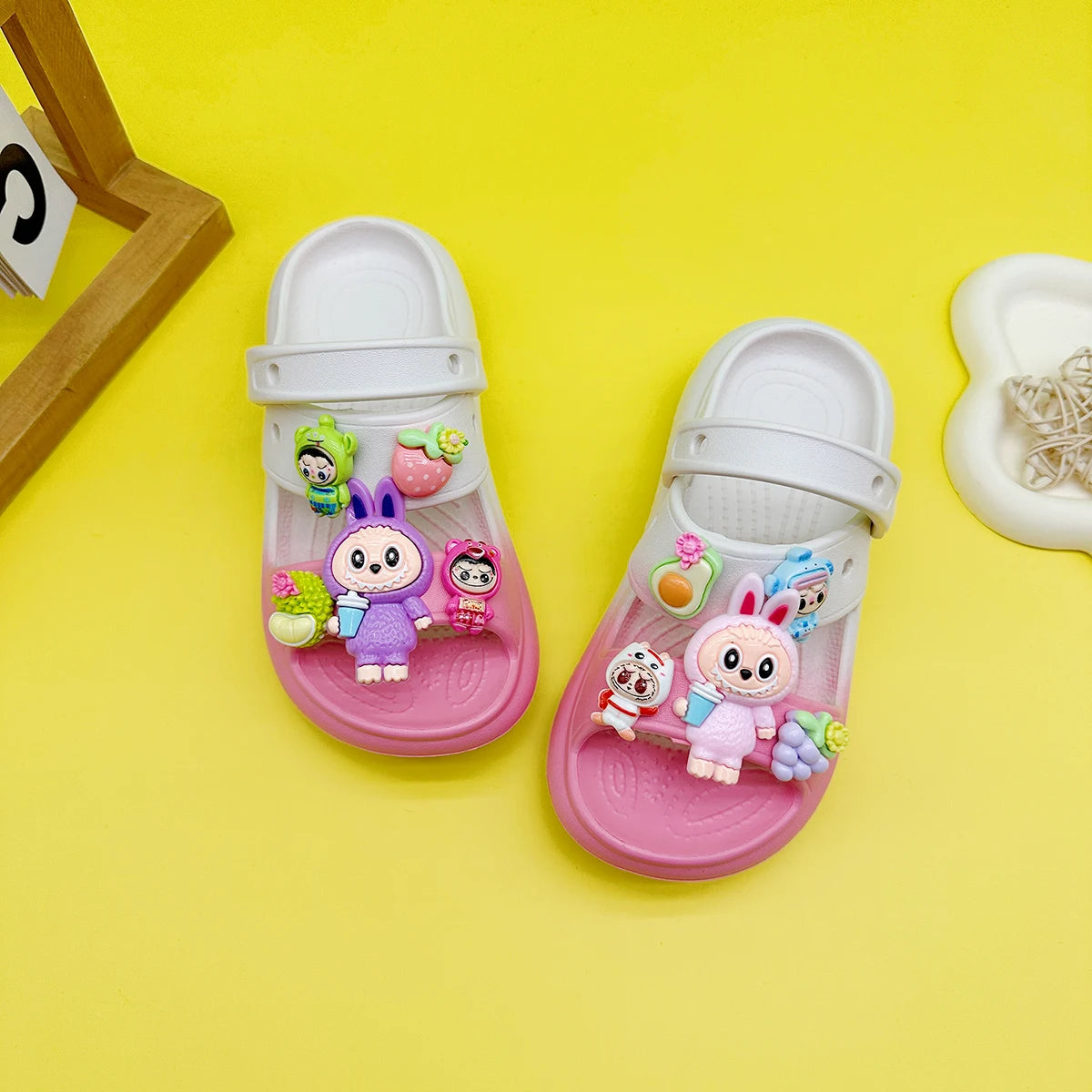 Sandalias de cuña Labubu
