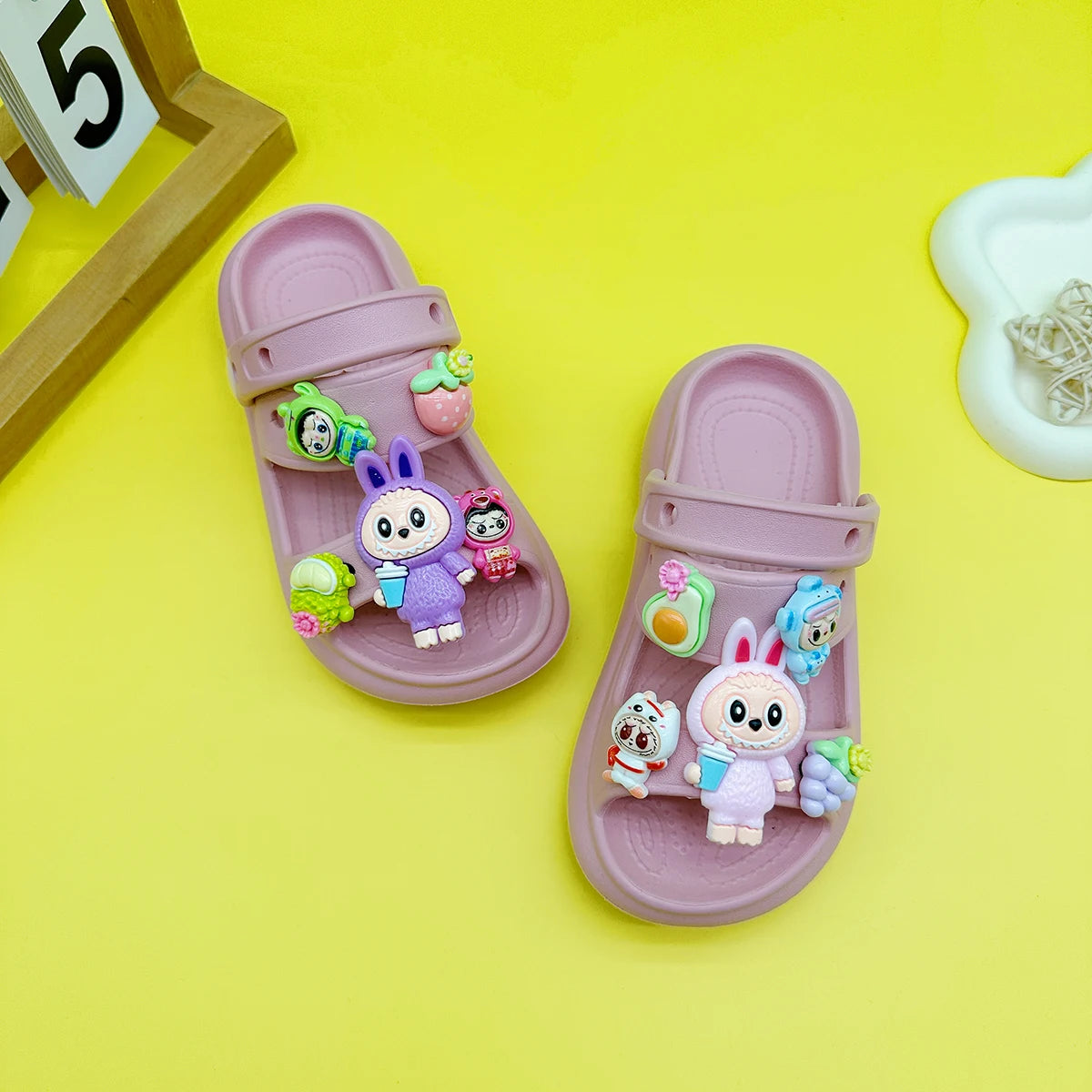 Sandalias de cuña Labubu