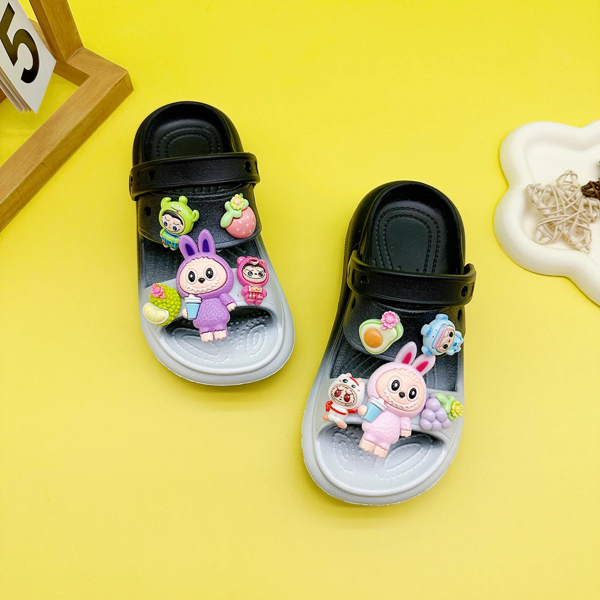 Sandalias de cuña Labubu